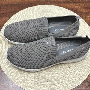 Bare traps Sz 9 very comfortable Perfect stretch. Grayish green Used a few times